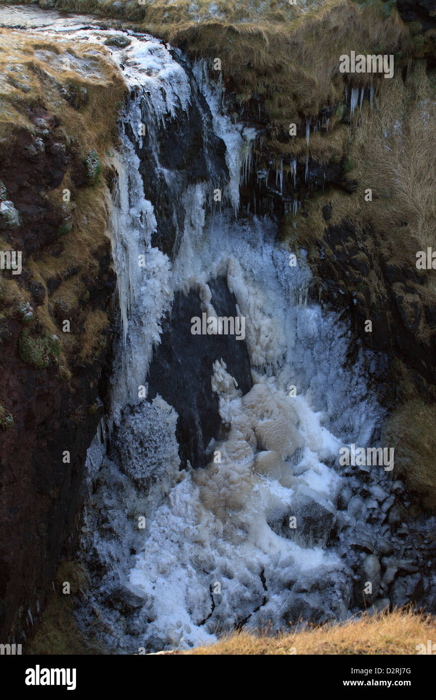 Ein gefrorener Wasserfall bei Eshaness, Shetland-Inseln, Schottland Stockfoto