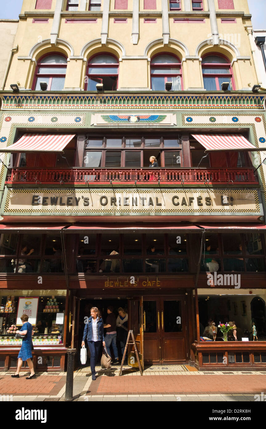 Vertikale Außenansicht des Bewley es Oriental Cafe in Dublin an einem sonnigen Tag. Stockfoto