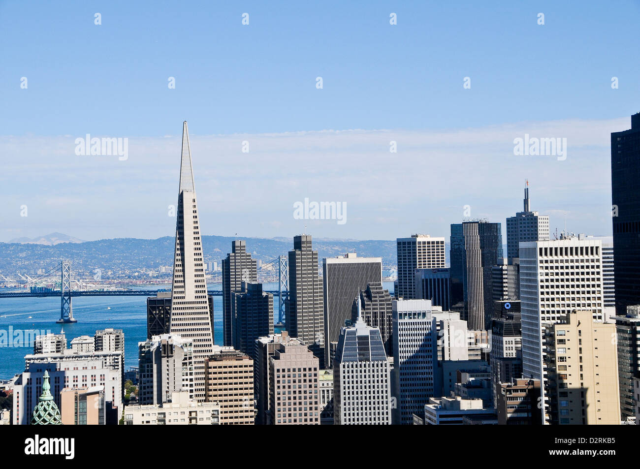 Skyline von San Francisco mit Blick auf Bucht-Brücke Stockfoto