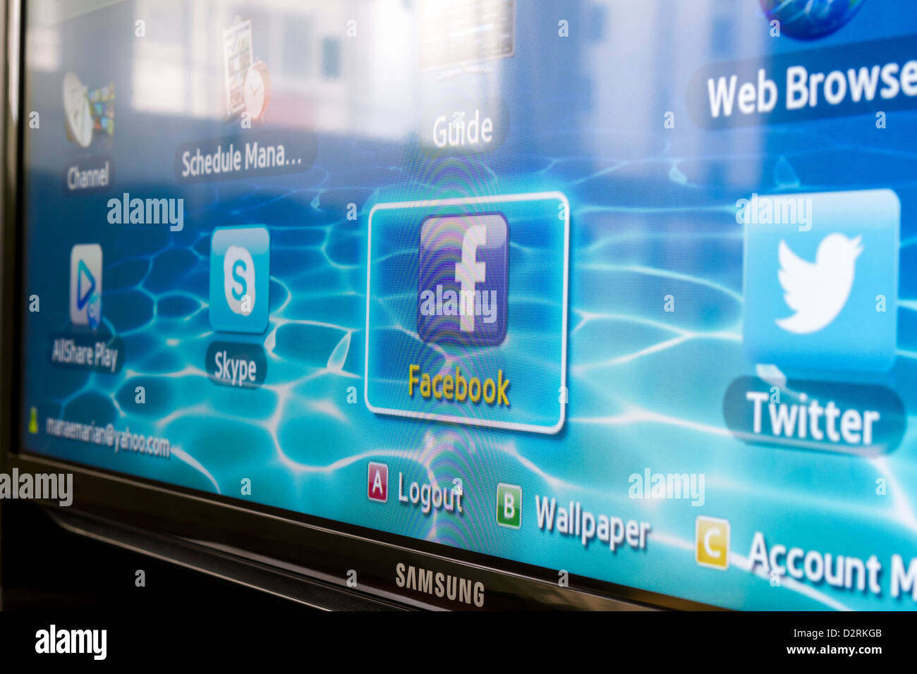Nahaufnahme von Facebook für Samsung-Internet-TV macht es leicht, bleiben verbunden und teilen Sie Informationen mit Freunden von Ihrem TV. Stockfoto