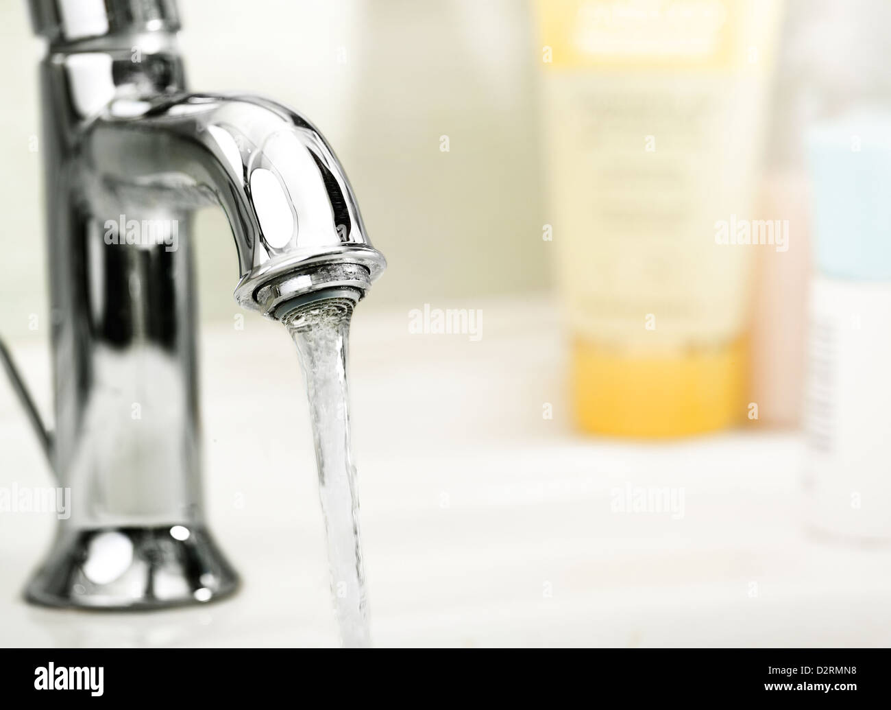 Küche-Stillleben mit Chrom Wasserhahn Stockfoto