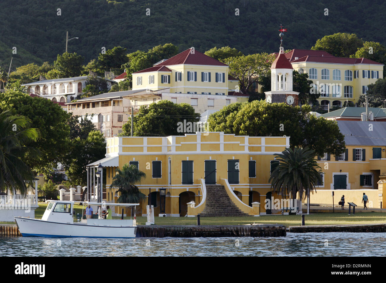 Alte dänische Zollhaus & kleines Boot, Protestant Cay, Christiansted, St. Croix, Amerikanische Jungferninseln, Karibik Stockfoto