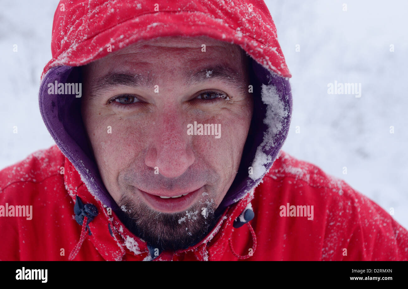 Eine Nahaufnahme von einem Mann mit einem gefrorenen und nassen Gesicht im winter Stockfoto