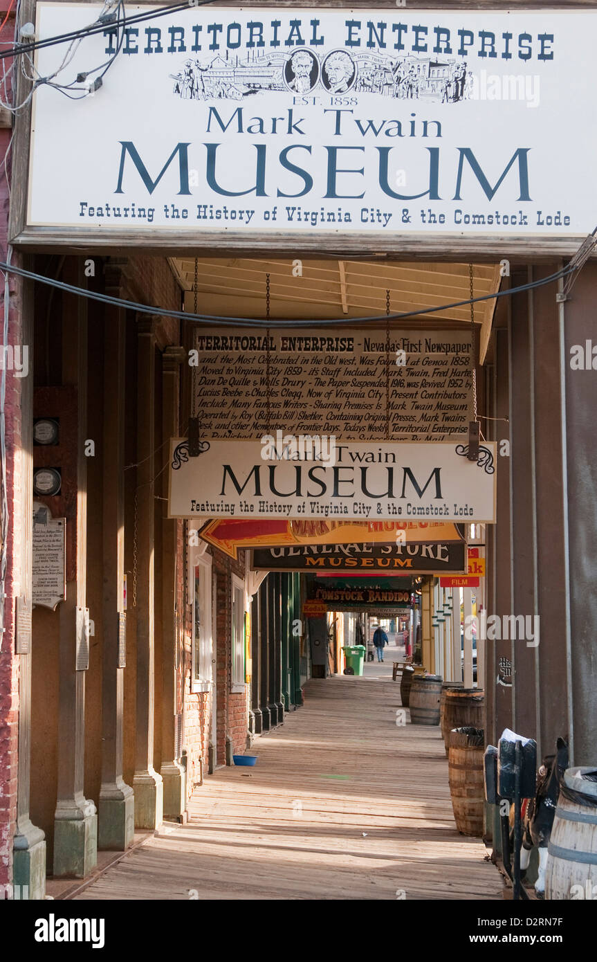 USA, Nevada. Mark Twain Museum, hölzernen Gehweg und Geschäfte in Virginia City, Nevada. Stockfoto