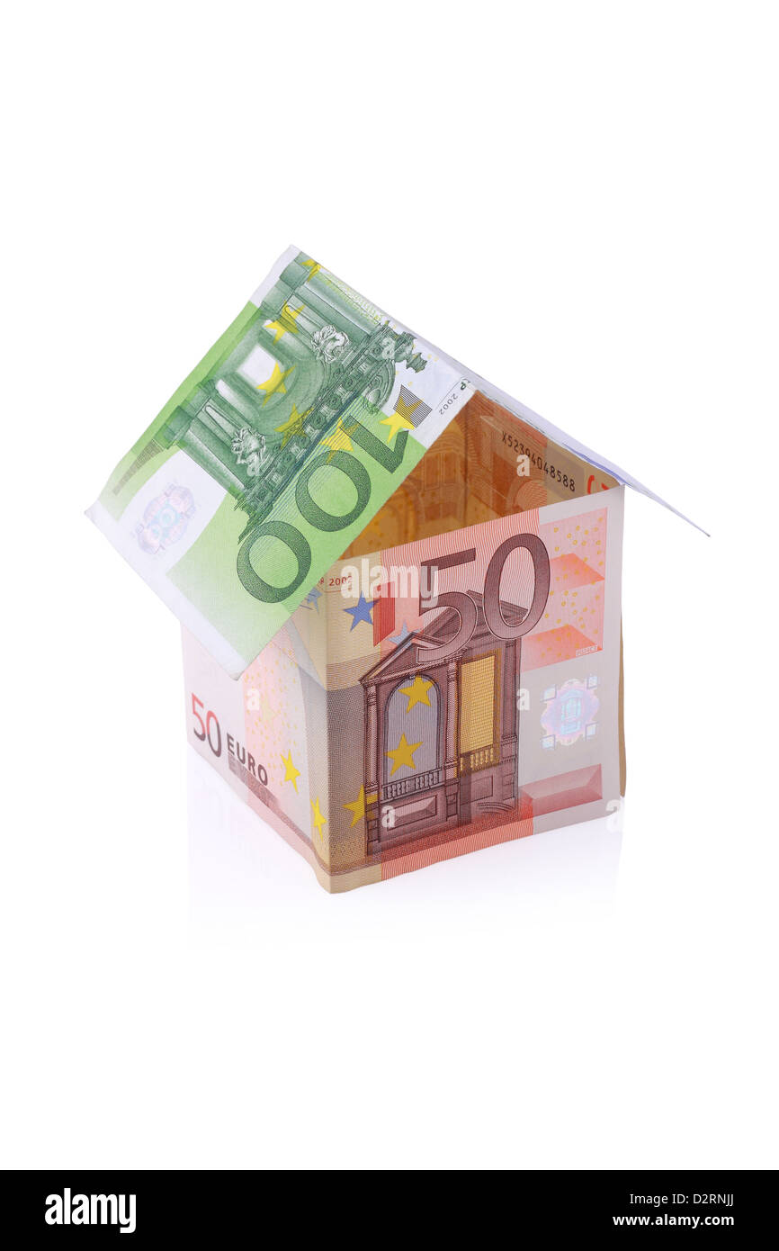 Haus gebaut mit Euro-Geldscheine isoliert auf weißem Hintergrund mit Beschneidungspfad Stockfoto