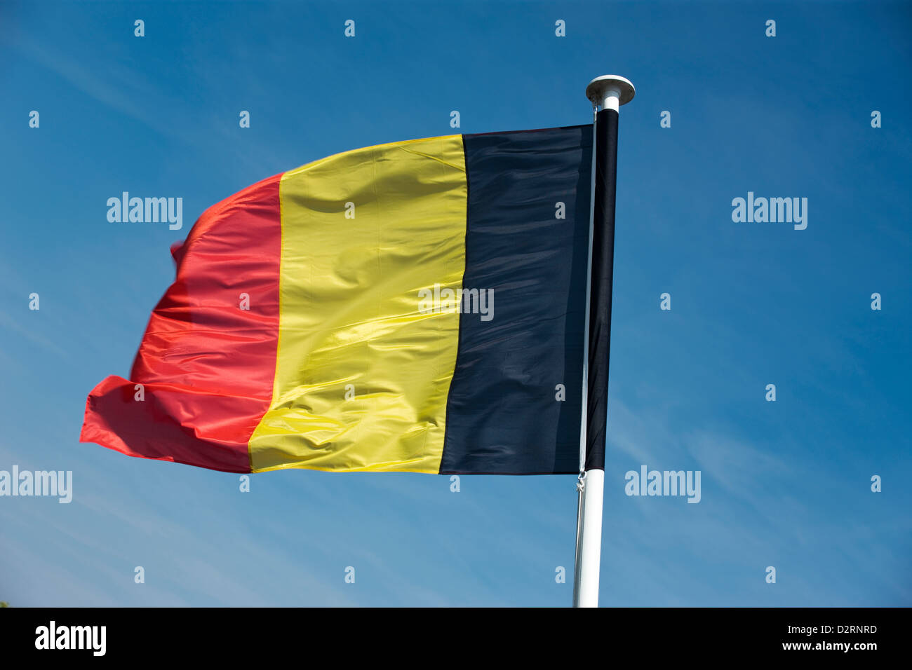 BELGIEN-FLAGGE AM FAHNENMAST Stockfoto