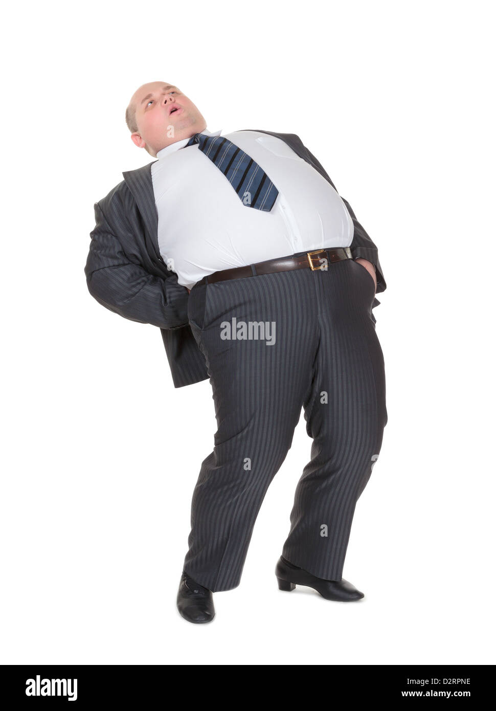 Sehr übergewichtiger Mann in einem stylischen Anzug und Krawatte mit akuten Rückenschmerzen bücken nach hinten um die Schmerzen zu lindern Stockfoto