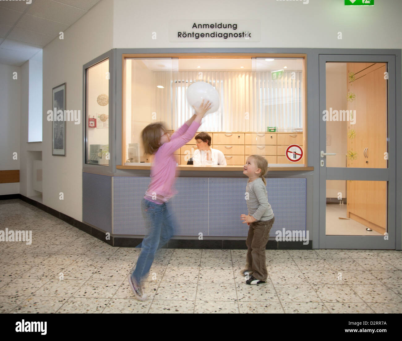 Essen, Deutschland, Kinder im Krankenhaus vor der Anmeldung zur Roentgendiagnostik Stockfoto