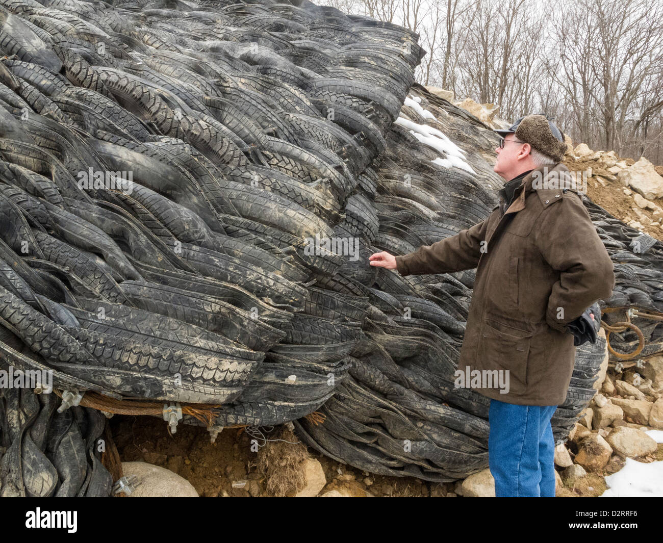 Industrielle Strahlen Matte aus ausrangierten Reifen und Ingenieur, USA Stockfoto