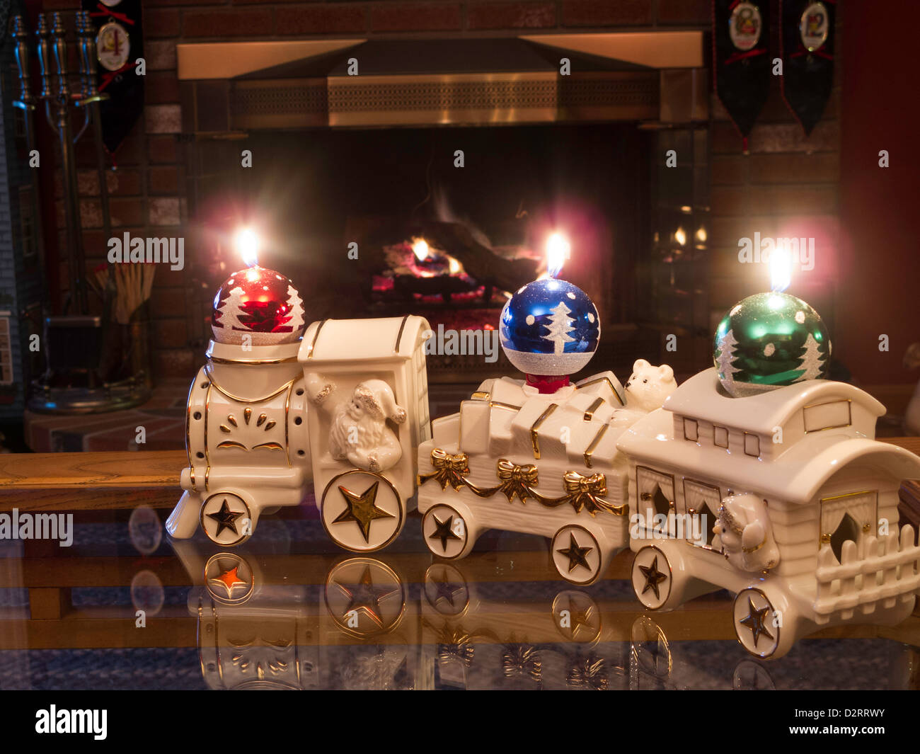 Christmas Ornament Kerzen brennen in einem Urlaub Zug Kerze Halter Set, USA Stockfoto