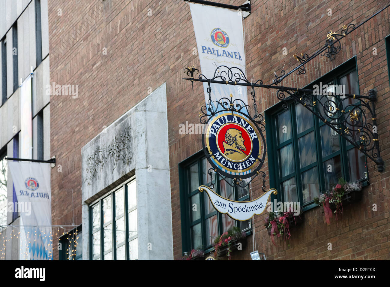 Zeichen der Brauerei Paulaner in München Stockfotografie - Alamy