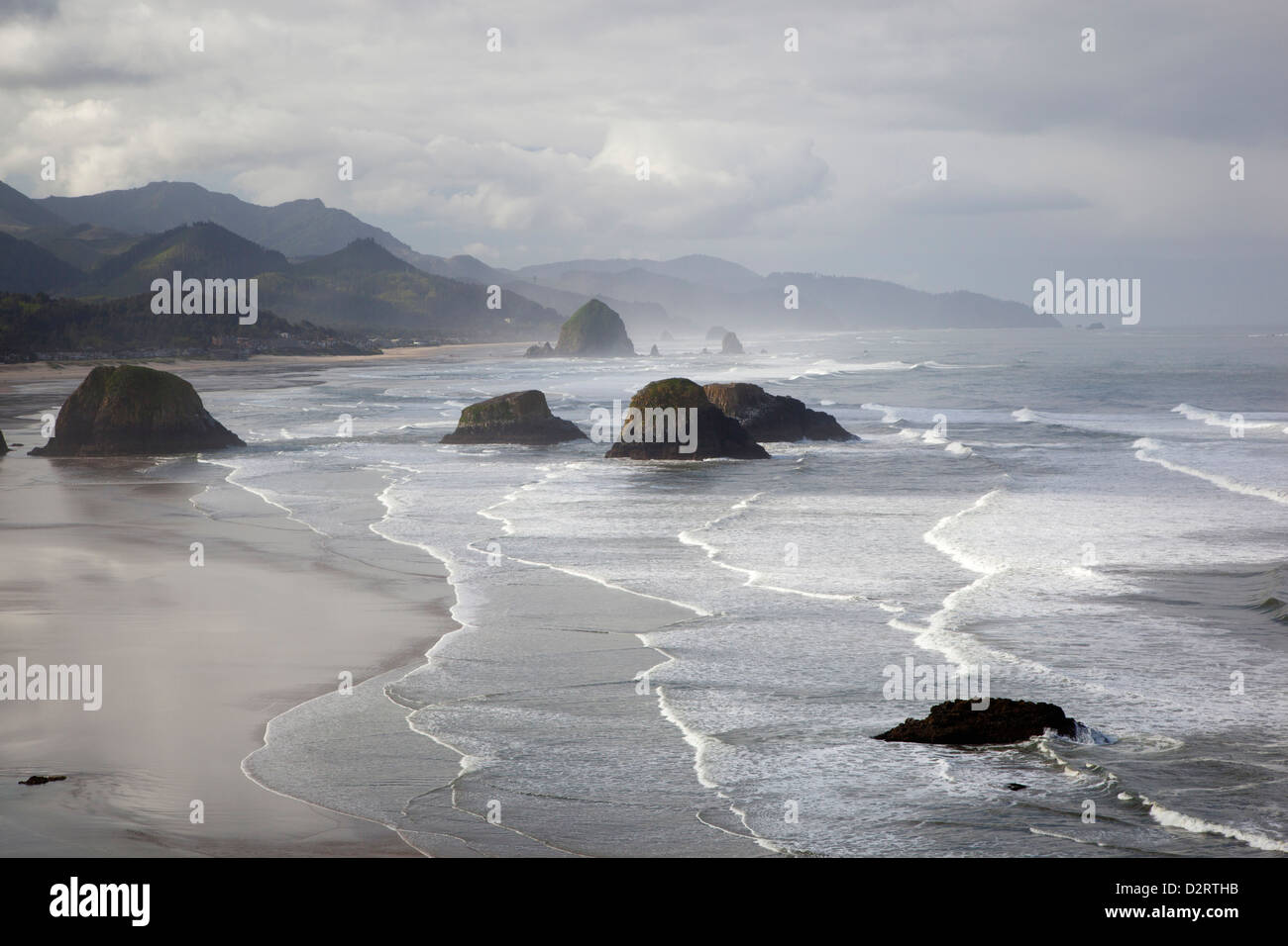 ODER, Küste von Oregon, Ecola State Park, Crescent Beach, Cannon Beach und Haystack Rock im Hintergrund Stockfoto
