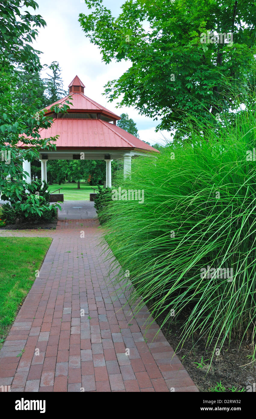 Hohe Ziergräser und Pavillon in Avon, Connecticut, New England, USA Stockfoto