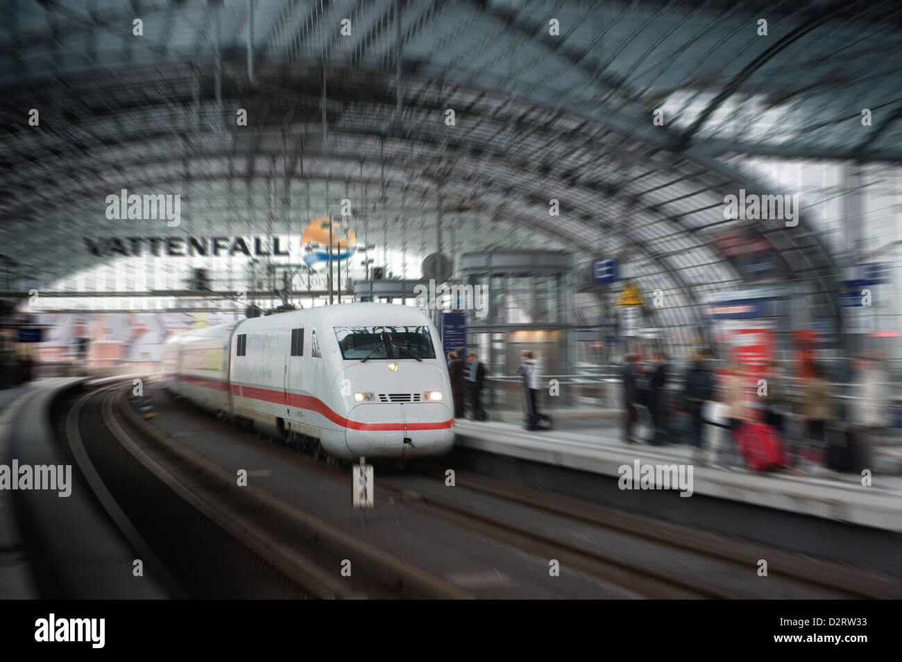 Berlin, Deutschland, zieht ein ICE-Zuges in den Berliner Hauptbahnhof Stockfoto