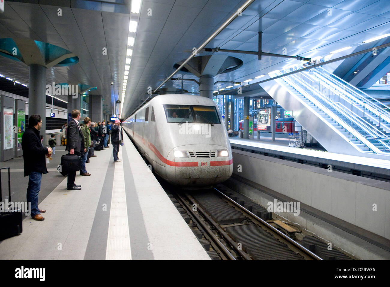 Berlin, Deutschland, ein ICE Zug zieht in den Berliner Hauptbahnhof, schlicht Stockfoto