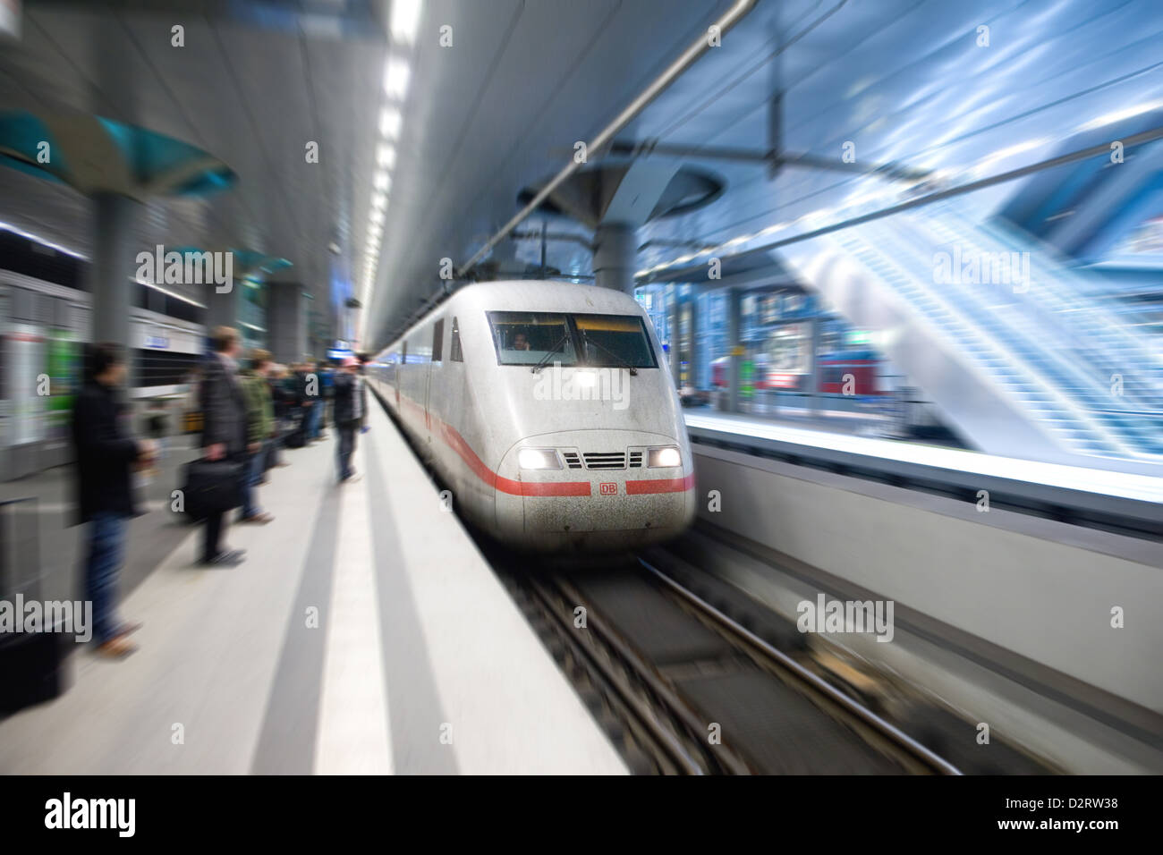 Berlin, Deutschland, ein ICE Zug zieht in den Berliner Hauptbahnhof, schlicht Stockfoto
