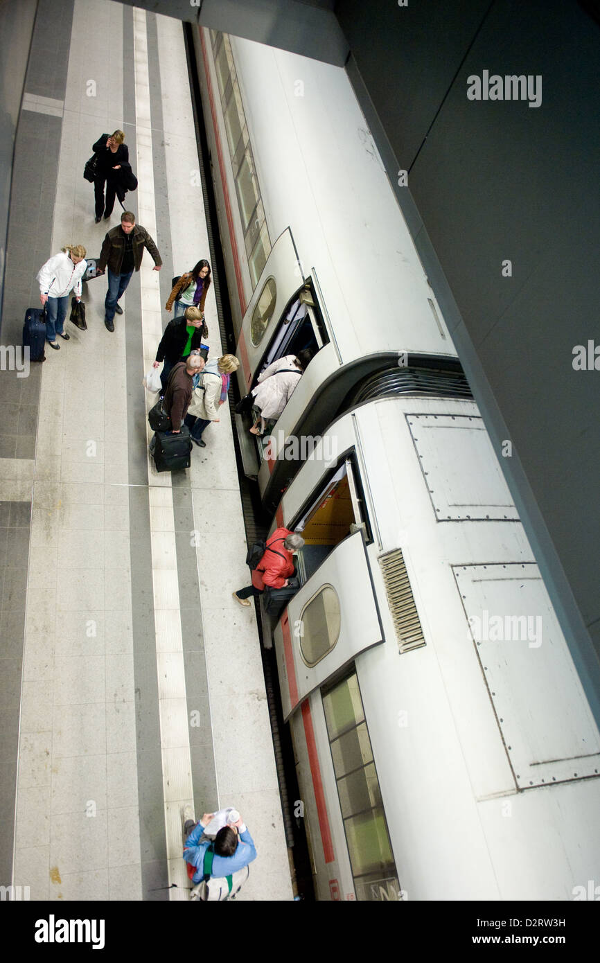 Berlin, Deutschland, hält ein ICE am Berliner Hauptbahnhof, Plain Stockfoto