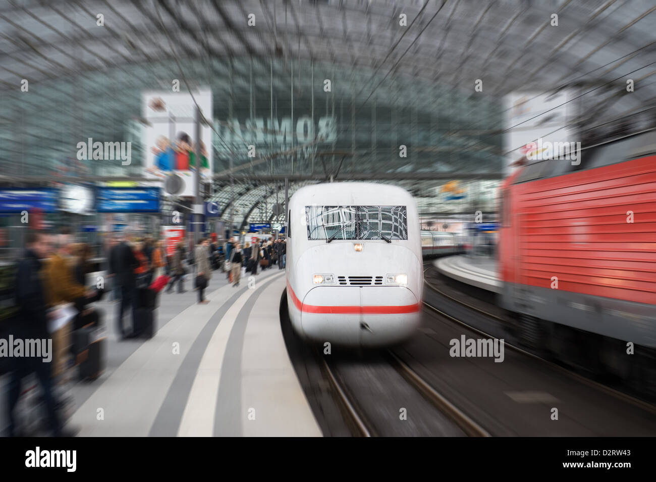 Berlin, Deutschland, zieht ein ICE-Zuges in den Berliner Hauptbahnhof Stockfoto