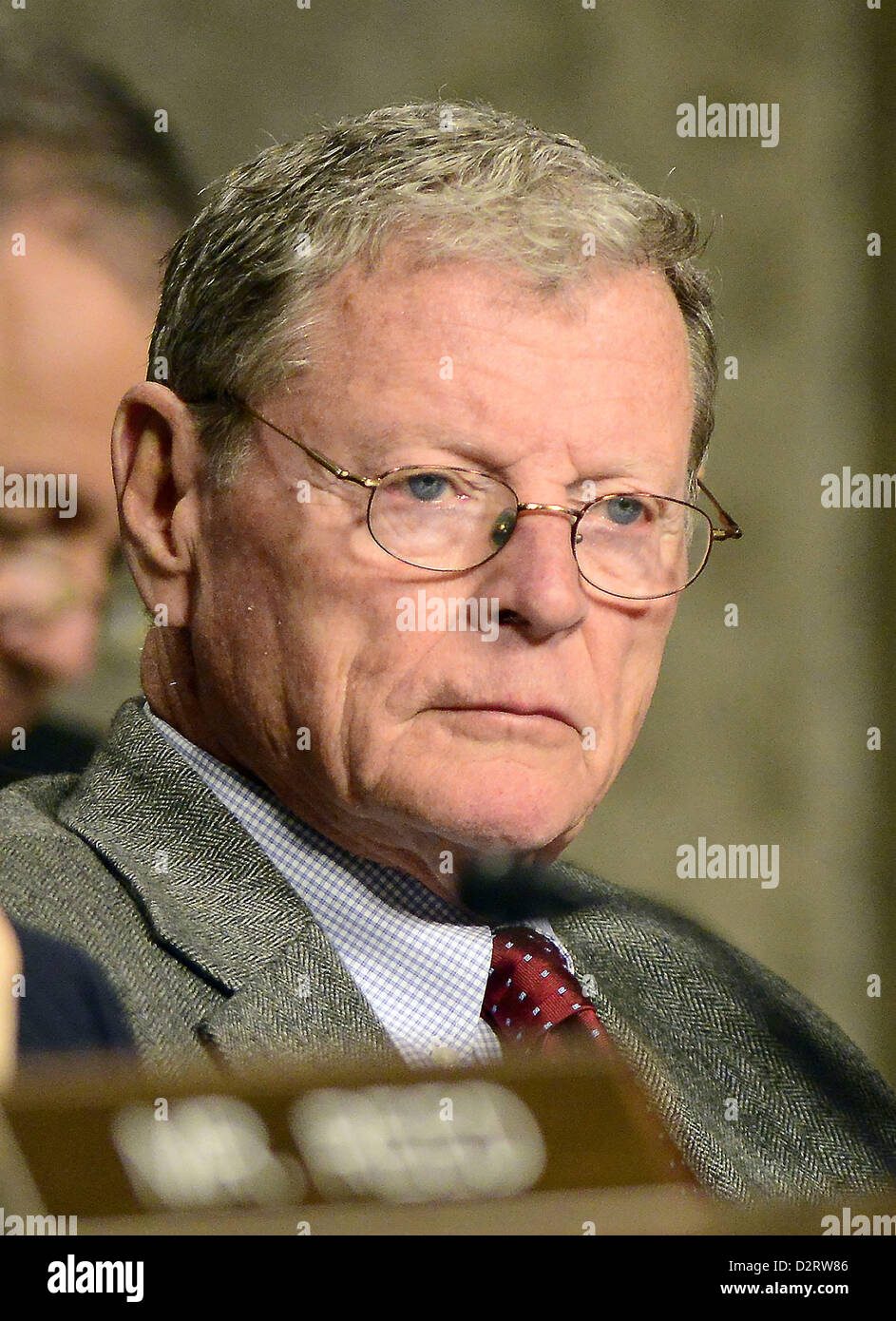 Washington DC, USA. 31. Januar 2013.  Ranking-Mitglied James M. Inhofe (Republikanische von Oklahoma) hört wie ehemalige US Senator Chuck Hagel (Republikanische of Nebraska) zu einem U.S. Senate Committee on Armed Services Anhörung unter Berücksichtigung seiner Konfirmation als US-Verteidigungsminister auf dem Capitol Hill in Washington, D.C. auf Donnerstag, 31. Januar 2013 erscheint. (Bild Kredit: Kredit: Ron Sachs/Cnp/Prensa Internacional / ZUMAPRESS. com/Alamy Live News) Stockfoto