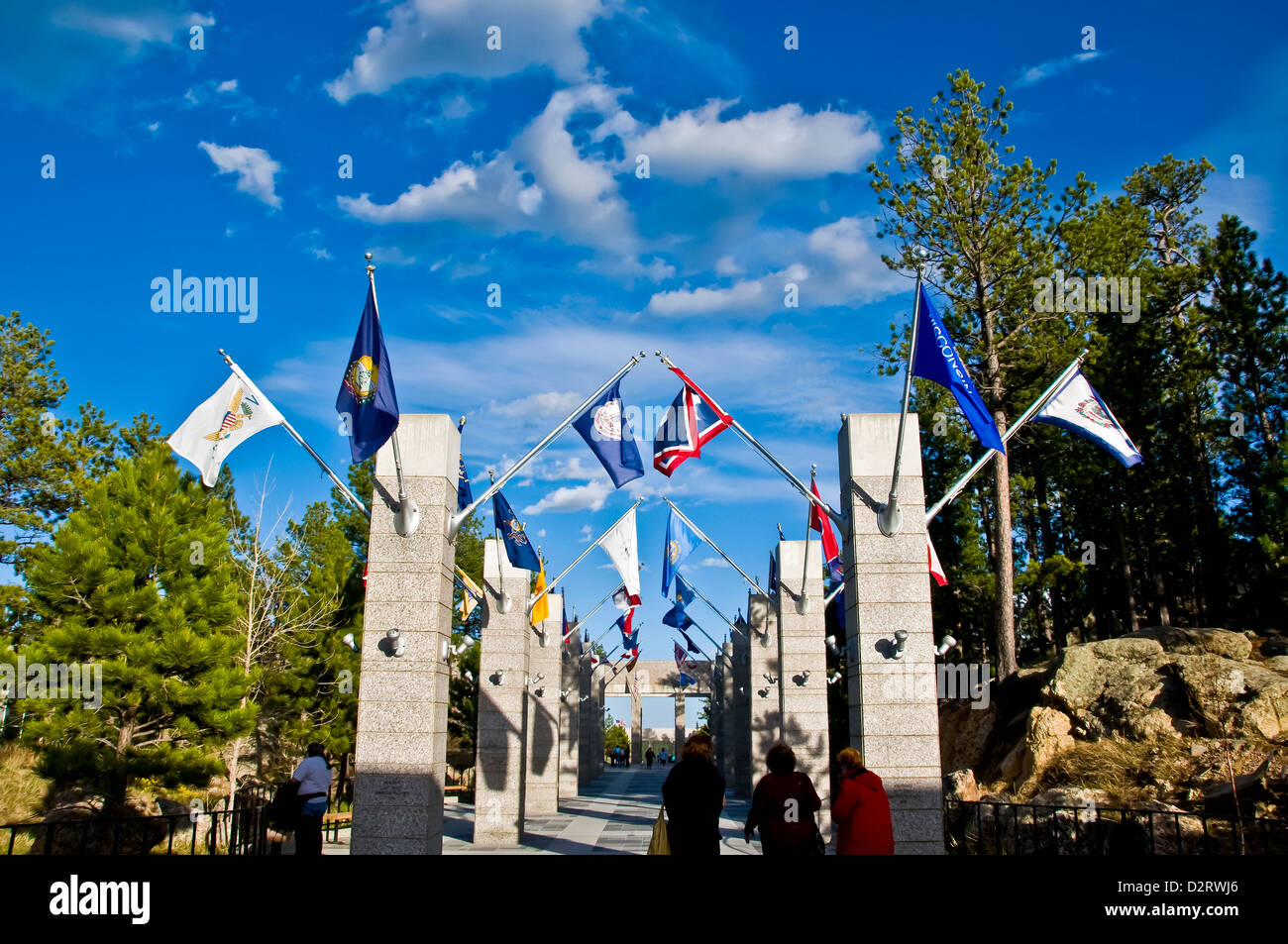 Mount Rushmore National Memorial Avenue Flaggen führt zum Stein Skulpturen, Black Hills, South Dakota Stockfoto