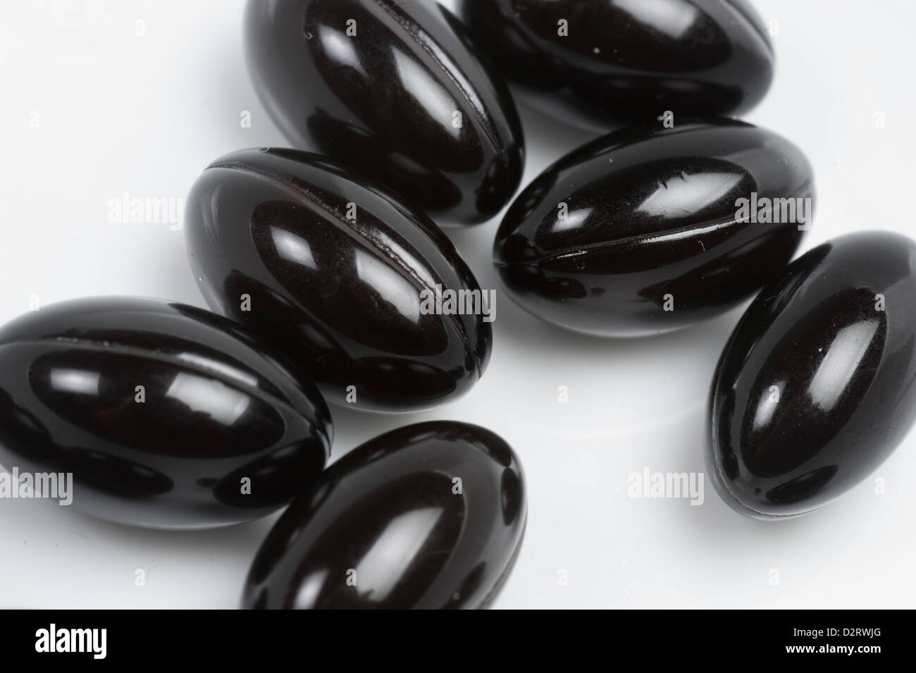 Schwarzen Vitaminpräparate sieht aus wie geklonte schwarz Fehler beim photographieren hautnah. Diese Tabletten werden angepriesen mit Verbesserung der Gesundheit Stockfoto