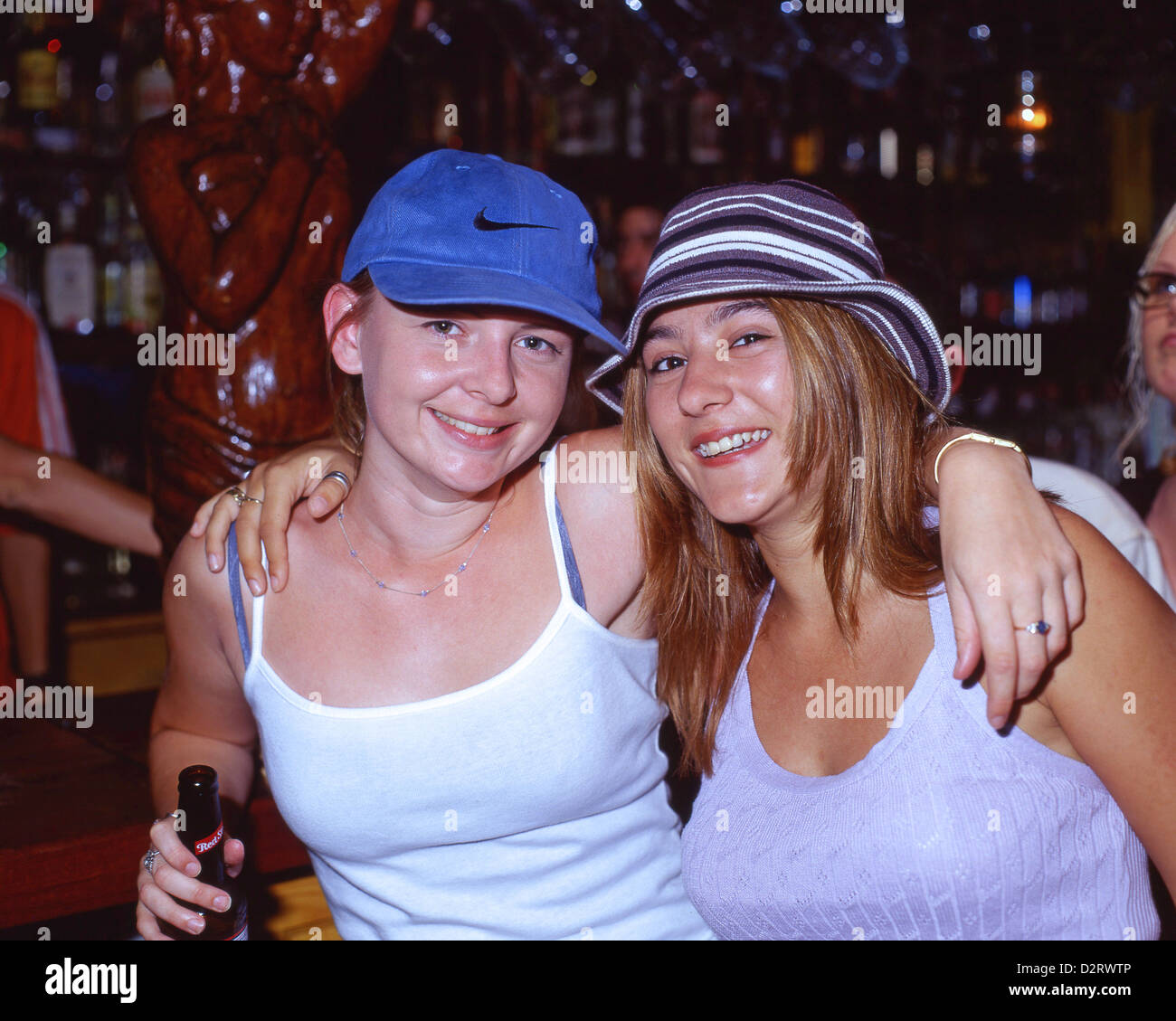 Junge Frauen in bar, Cala de Sant Antonio, West End, Sant Antoni de Portmany, Ibiza, Balearen, Spanien Stockfoto