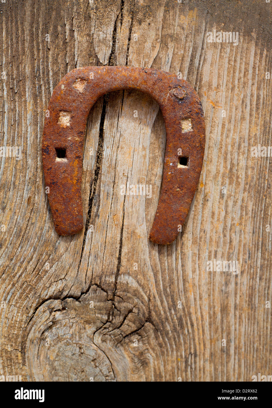 Antike Hufeisen Glück Symbol verrostet auf Vintage Holz-Hintergrund Stockfoto