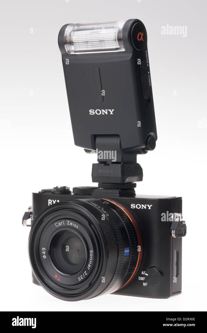 Sony Cyber-Shot RX1 Vollformat-Digitalkamera. Zubehör Blitz angebracht  Stockfotografie - Alamy