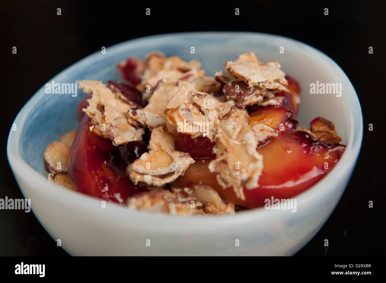 Pfirsich-Blueberry Cobbler mit Mandel-Baiser-Topping für Pessach (13. März 2012) Foto von Gordon M. Grant Stockfoto
