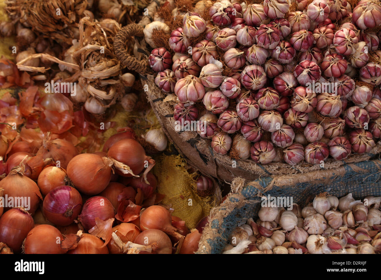 Knoblauch und Zwiebeln auf dem Markt in der alten Fes Medina, Marokko, Nordafrika Stockfoto
