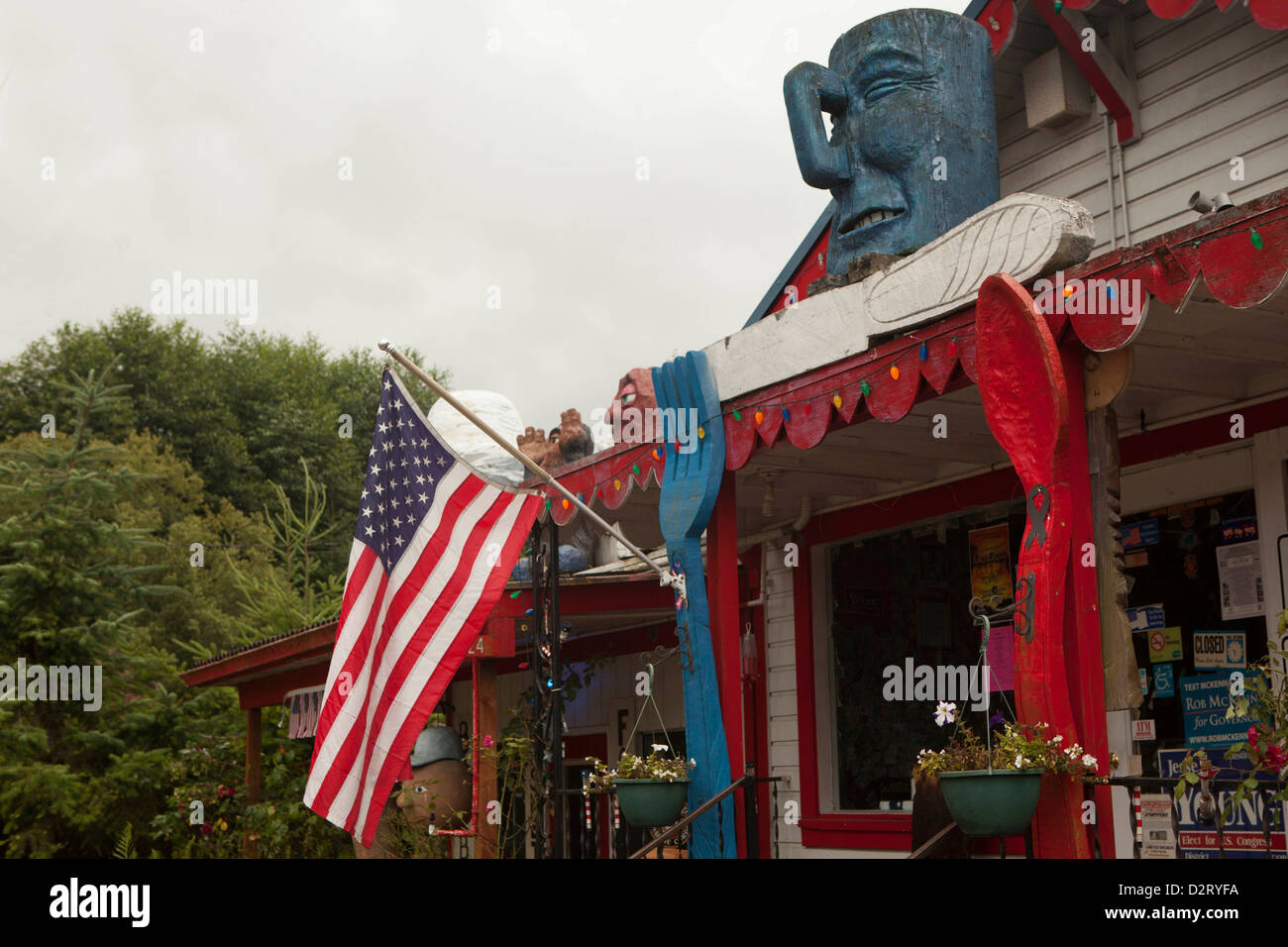 USA, Washington, Port Townsend, ungewöhnliche Restaurant Fassade mit amerikanischer Flagge und Pop-Art Stockfoto