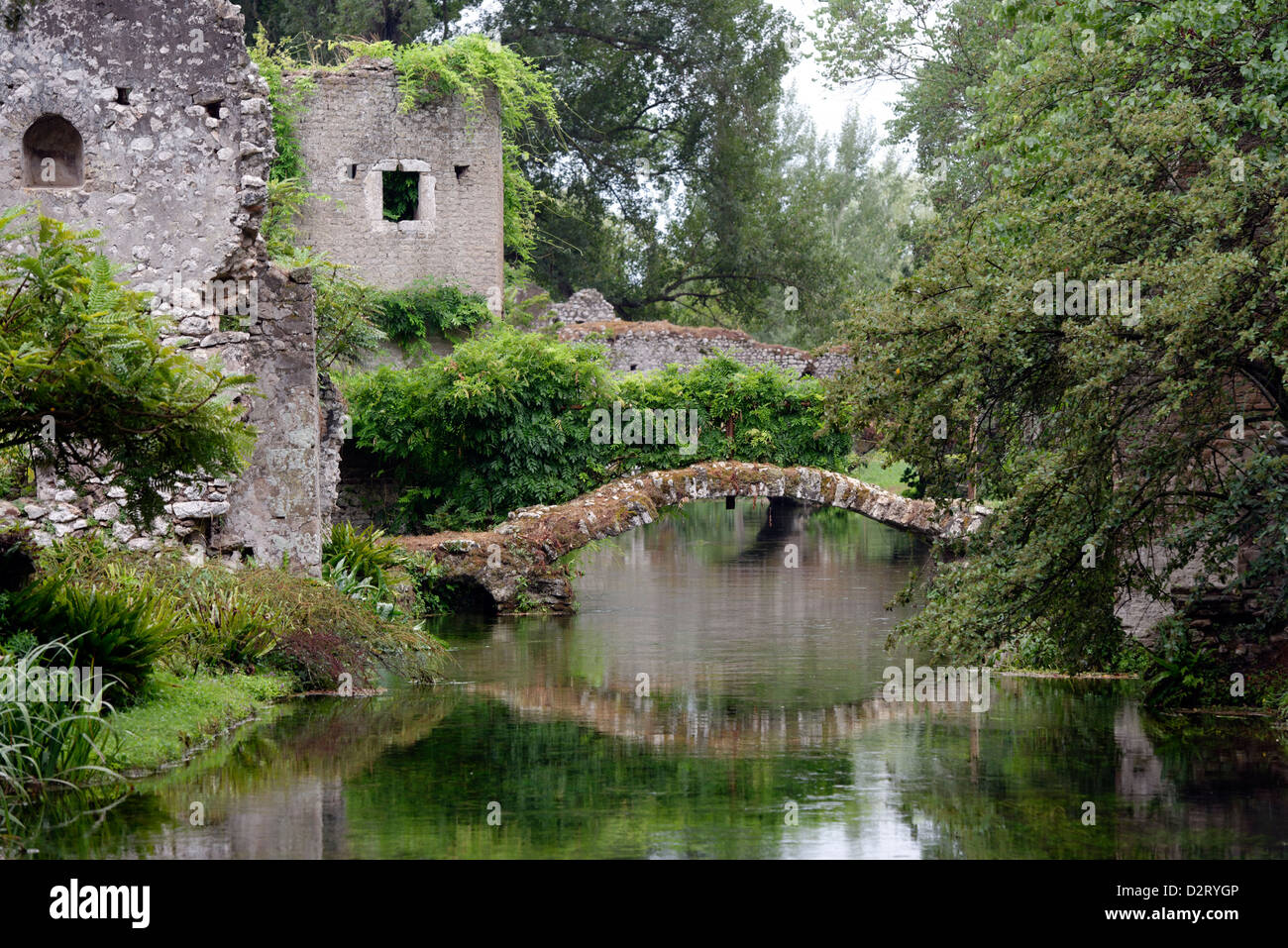 Blick entlang der romantischen Fluss und den Ponte Romano