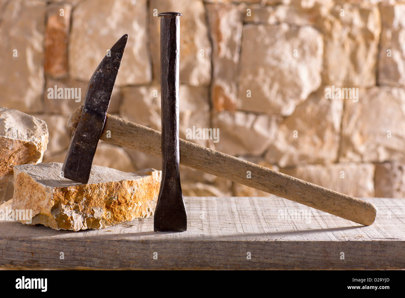 Hammer-Maurer-Werkzeuge der Steinmetz Mauerwerk arbeiten in einer Steinmauer contruction Stockfoto