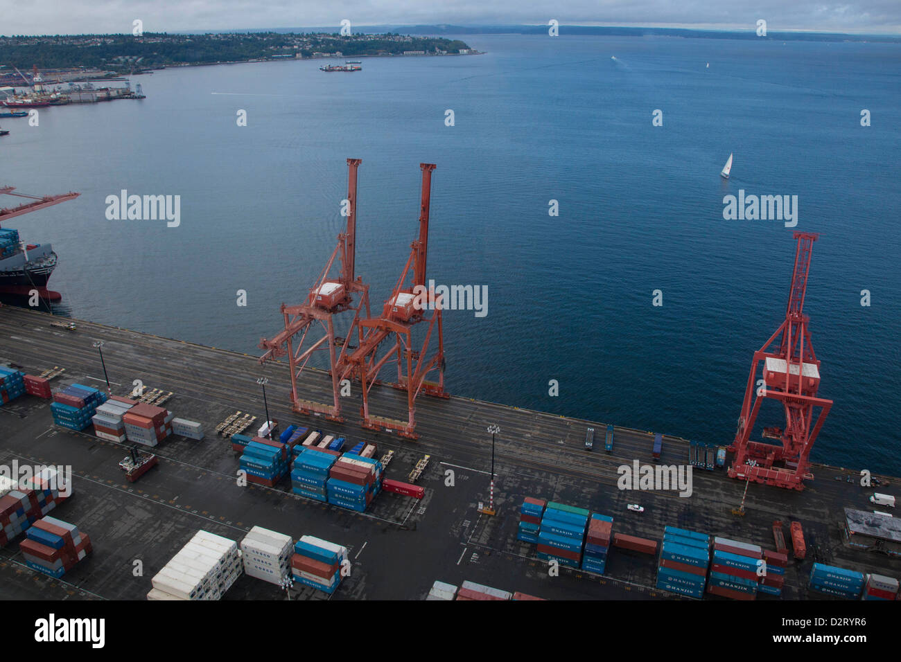 Nordamerika, USA, Washington, Seattle, Hafen von Seattle, Luftaufnahme von Kränen, shipping Container und Puget Sound Stockfoto