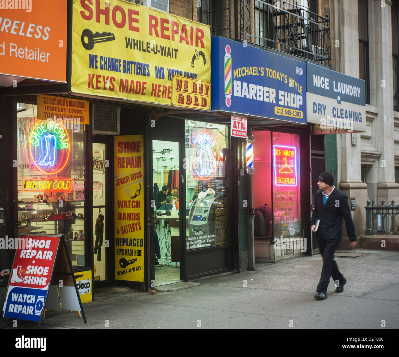 Mom und Pop Kleinunternehmen, eine Schuhreparatur, einen Friseur und eine Wäscherei, im New Yorker Stadtteil Chelsea Stockfoto