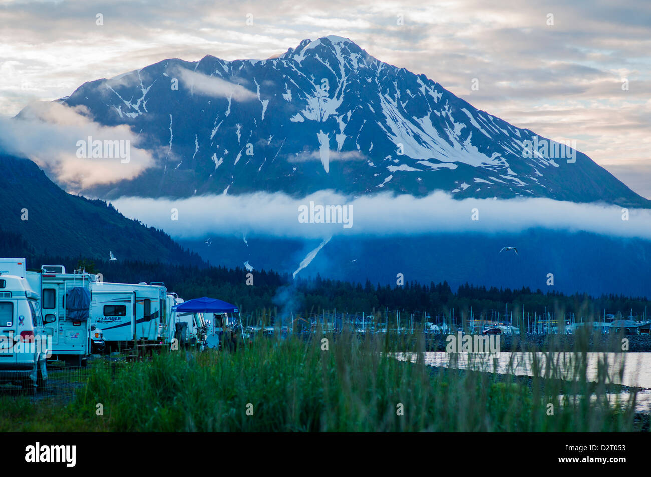 Blick vom Seward Stadt Campingplatz der clearing-Himmel, Chugach Mountains in Resurrection Bay, Seward, Alaska, USA Stockfoto