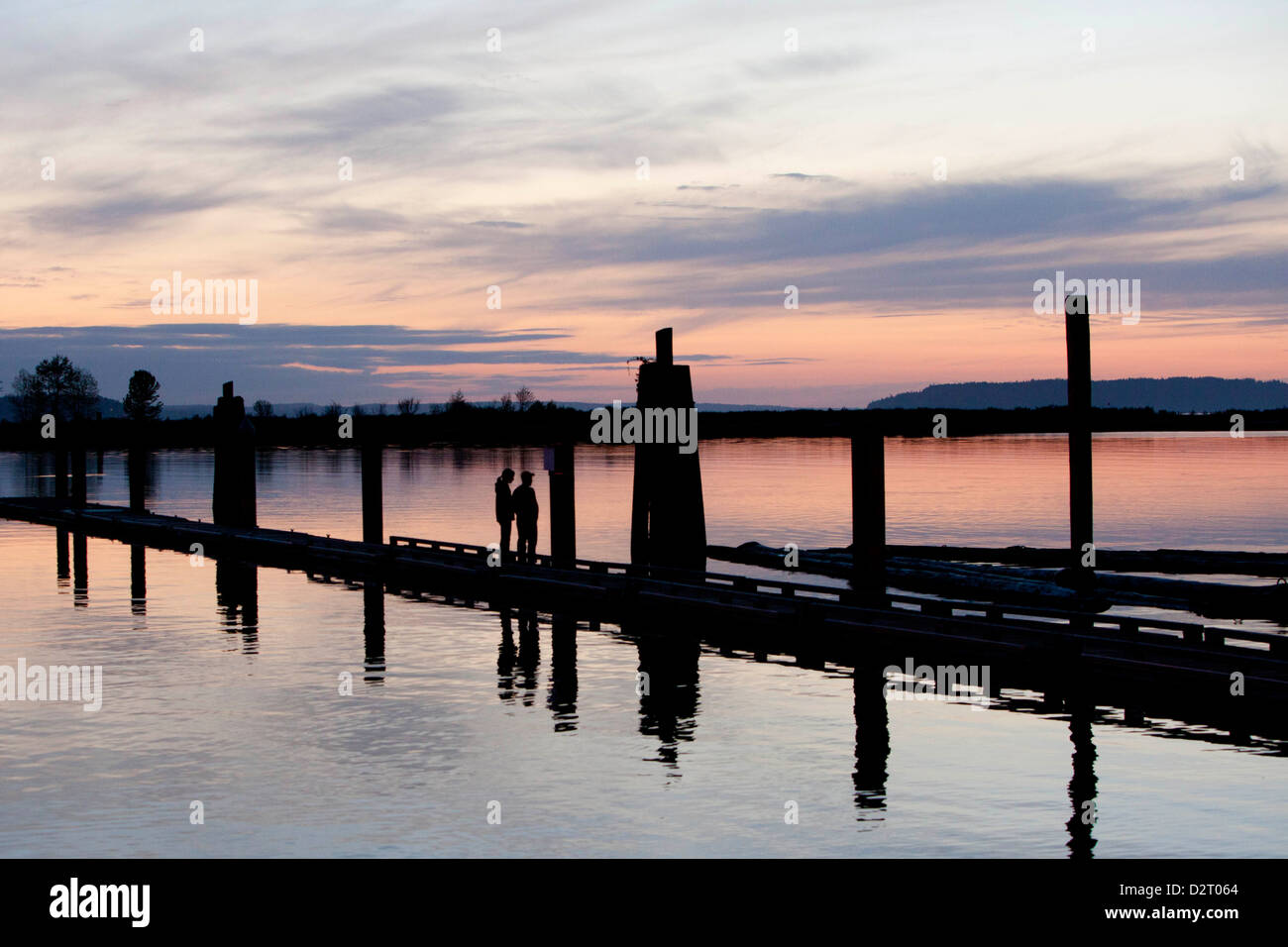 Nordamerika, USA, Washington, Everett, Menschen auf Dock während des Sonnenuntergangs, 10th Street Marina Park am Hafen von Everett Stockfoto