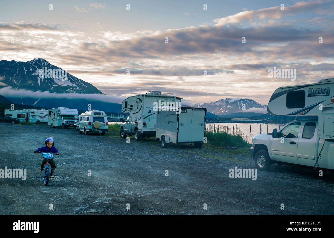 Blick vom Seward Stadt Campingplatz der clearing-Himmel, Chugach Mountains in Resurrection Bay, Seward, Alaska, USA Stockfoto