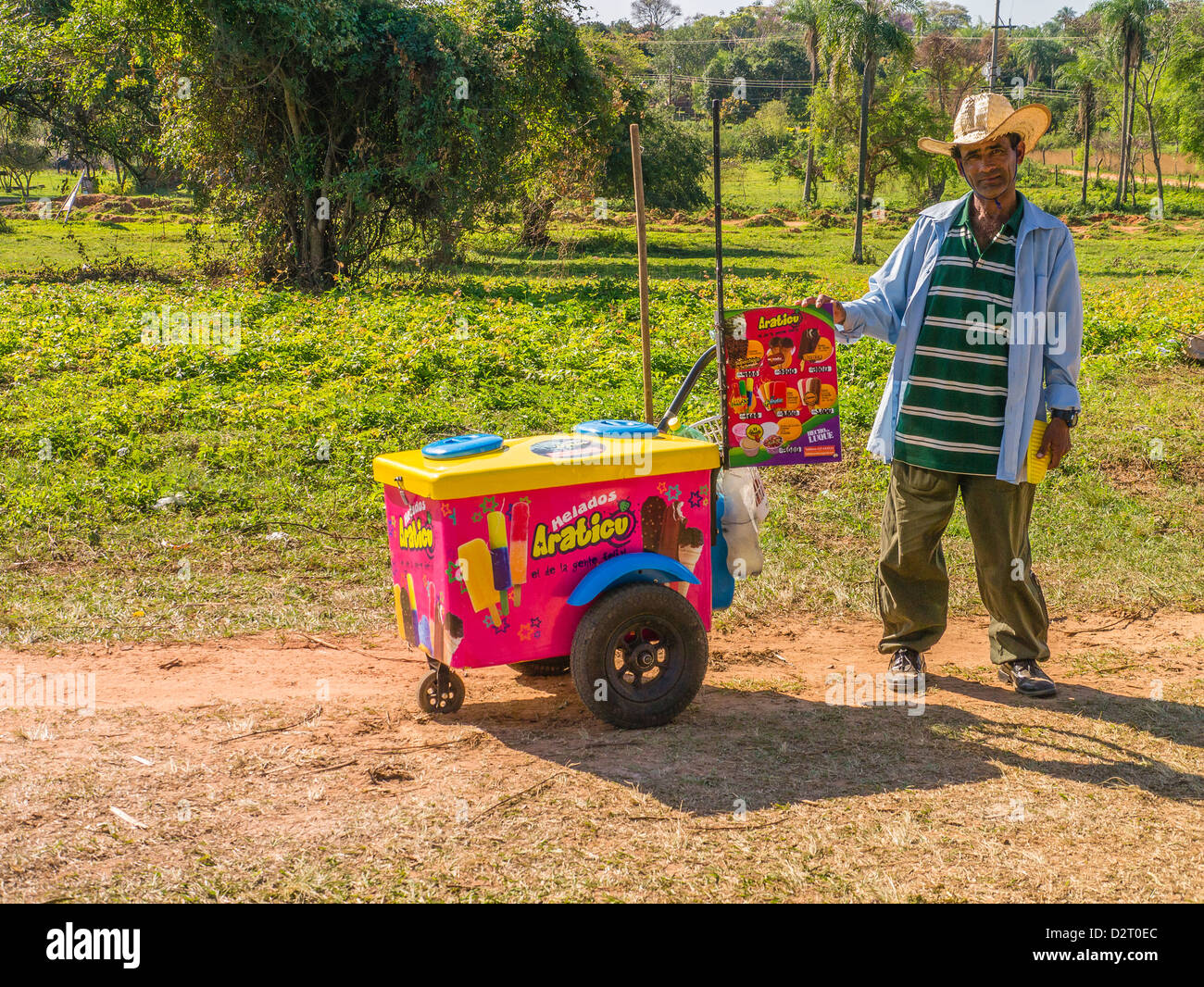 Eine männliche Hispanic Eisverkäufer steht mit seinem mobilen Eiswagen rollt er rund um das Dorf in einer ländlichen Gegend von Paraguay Stockfoto