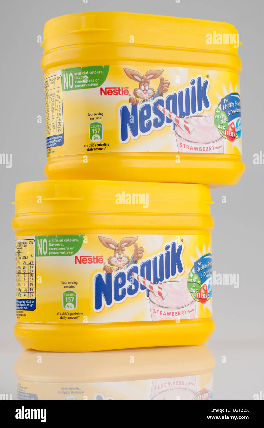 Mischen Sie zwei Container von Nestle Erdbeere Geschmack Nesquick Milchshake Stockfoto