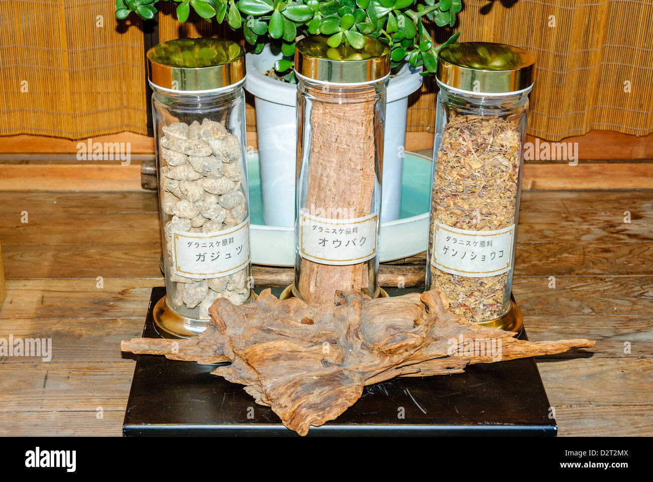 Traditionelle pflanzliche Arzneimittel auf dem Display auf ein traditionelles Herbalist Shop. Stockfoto