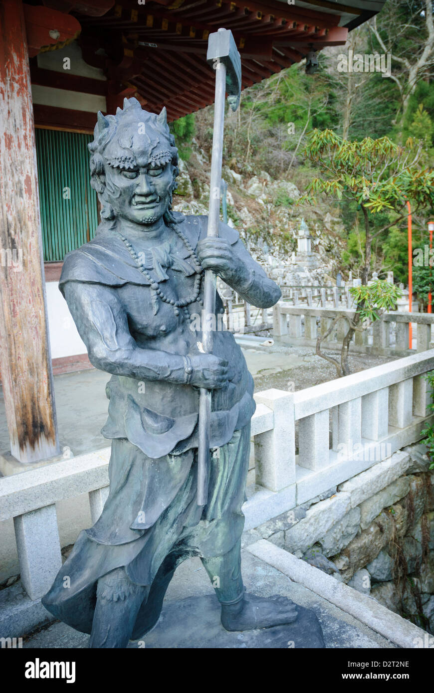 Statue eines grausamen Dämonen bewacht einen Tempel Stockfoto