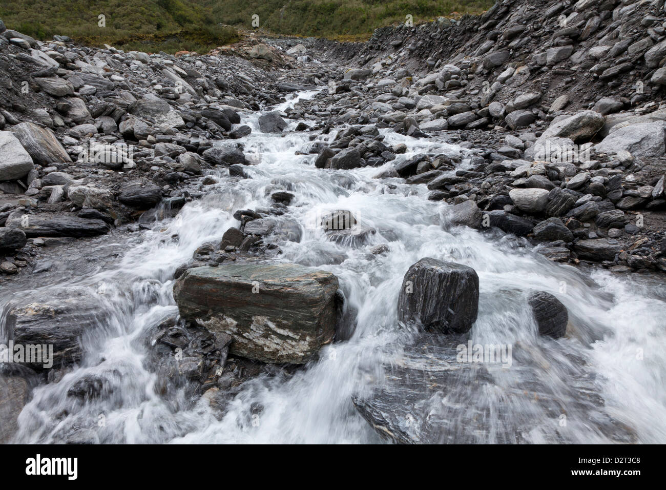 Wasser-streaming von Fox Glacier, Südinsel, Neuseeland Stockfoto