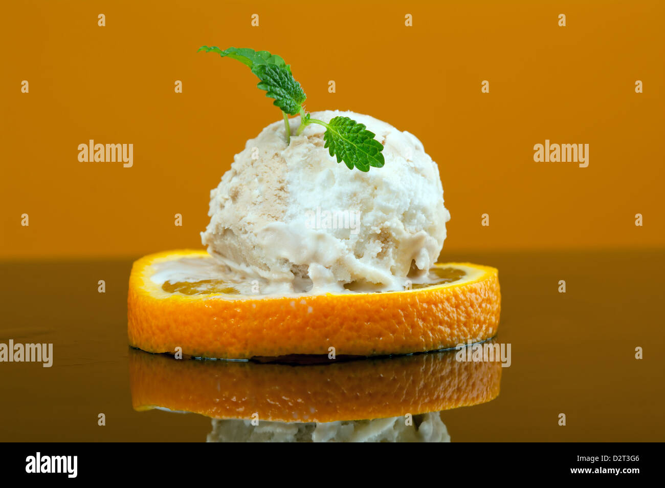 Foto von geschnittenen Orange mit Eis. Flache Schärfentiefe Stockfoto