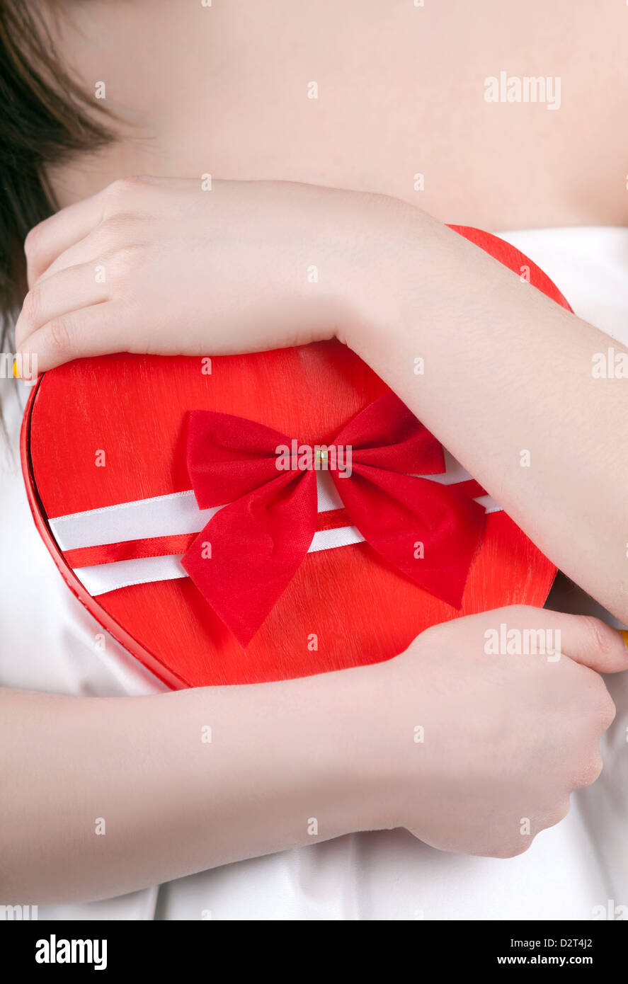 Ein Herz-Form-Box in ein Mädchen Heands Studioaufnahme Stockfoto