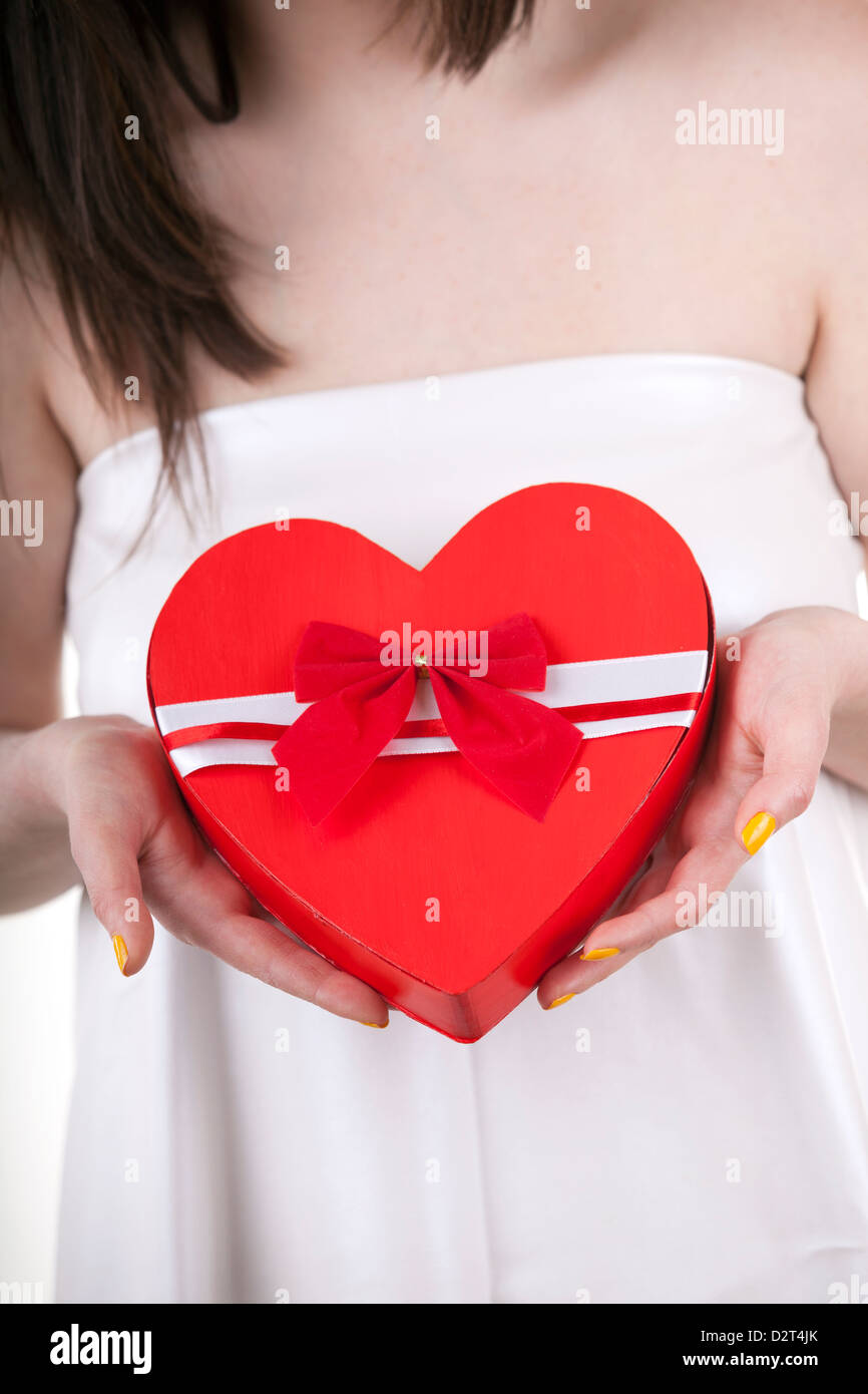 Eine Herzform box in einem Mädchen-Hände-Studio gedreht Stockfoto