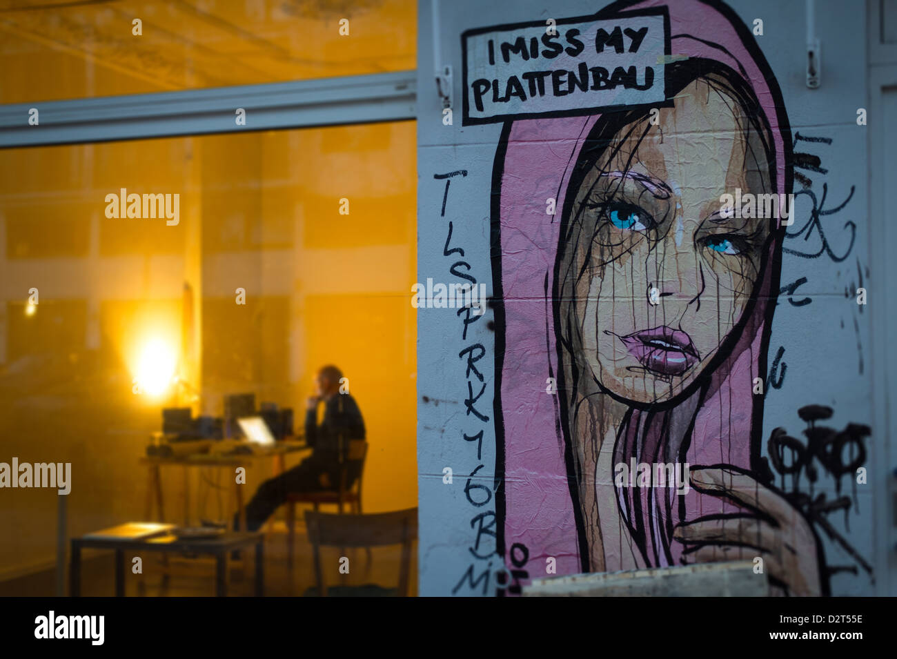 Berlin, Deutschland, der Mann sitzt vor einem Computer in einem Geschäft in der Senefelderstraße Stockfoto