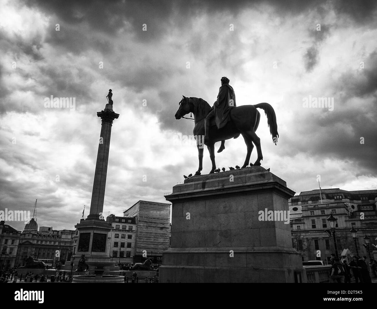 Trafalgar Square in regnerischen Tag mit bewölktem Himmel Stockfoto