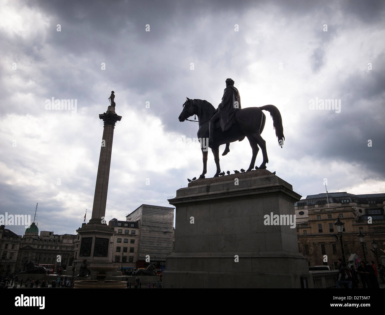 Trafalgar Square in regnerischen Tag mit bewölktem Himmel Stockfoto