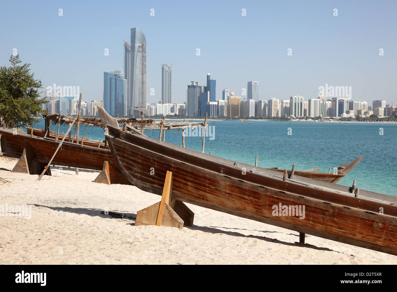 Traditionelle arabische Boote am Strand von Abu Dhabi, Vereinigte Arabische Emirate Stockfoto